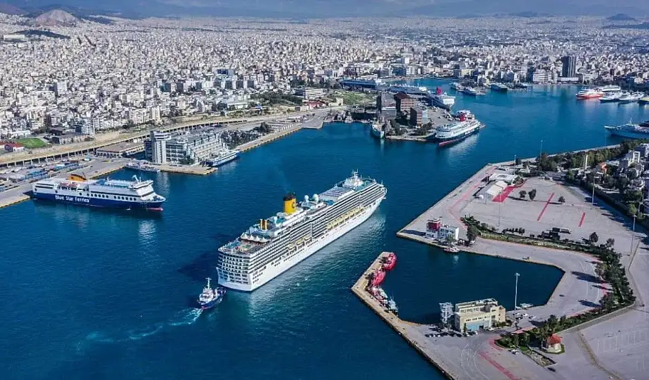 Ταλαιπωρία για ταξιδιώτες στον Πειραιά: Μηχανική βλάβη στο Flying Cat 3 εμπόδισε την αναχώρηση με 340 επιβάτες