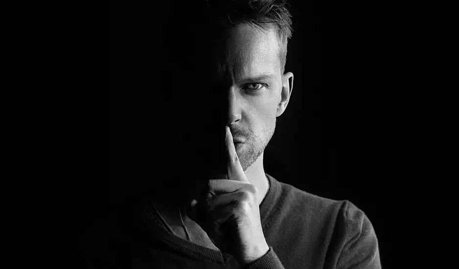 4 ζώδια που δύσκολα κρατούν μυστικά – Μοιράζονται περισσότερα απ’ όσο πρέπει