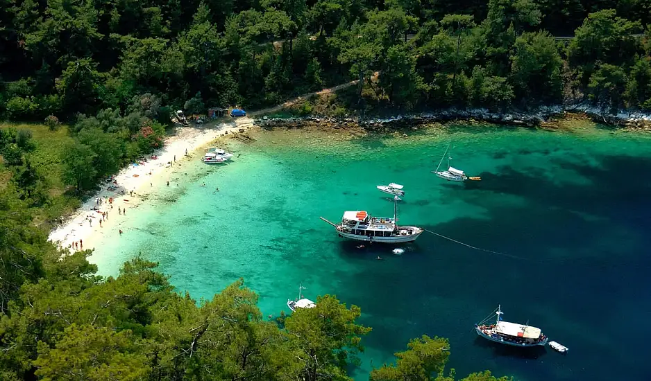 Σάλος στη Θάσο: Ισραηλινός τουρίστας, στρατιώτης του IDF, επιτίθεται φραστικά σε Ελληνίδα και ξυλοδαρμός αλληλέγγυων