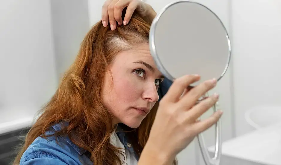 Τριχόπτωση; Δες πώς θα την αντιμετωπίσεις ξεκινώντας από το τριχωτό της κεφαλής