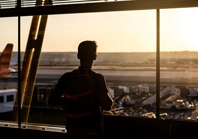 Χάος στα ευρωπαϊκά αεροδρόμια μετά την κυβερνοεπίθεση – Χειρόγραφα boarding pass, καθυστερήσεις και ακυρώσεις πτήσεων