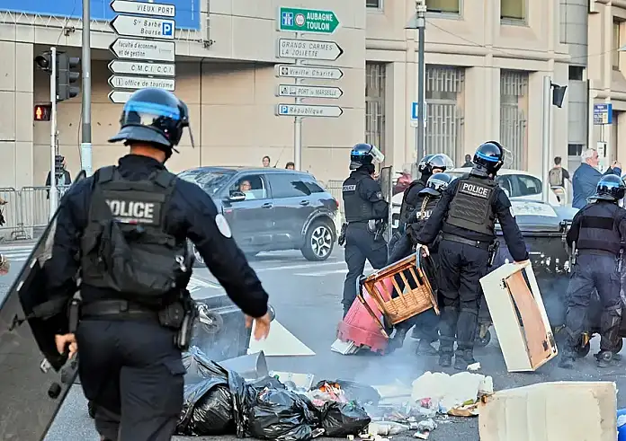 Μπλοκάρουμε τα πάντα: Νέο κίνημα στη Γαλλία που αντιστέκεται: Επεισόδια, συλλήψεις, μαζικές κινητοποιήσεις
