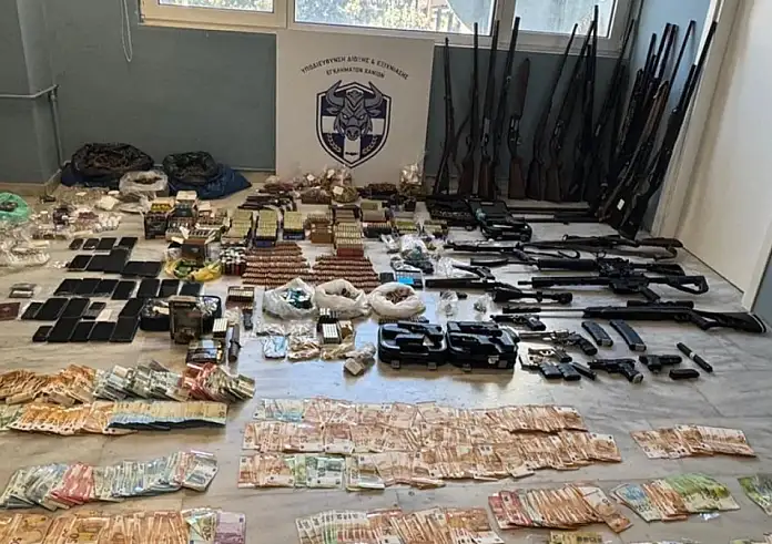 «Μαφία της Κρήτης»: Οκτάμηνη έρευνα με μυστικούς αστυνομικούς – 49 συλλήψεις, καλάσνικοφ, εκβιασμοί και δίκτυο-πλέγμα σε Χανιά και Ρέθυμνο