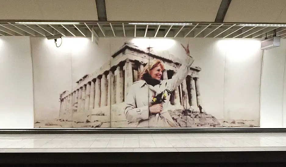 Μετρό «Ακρόπολη»: Βανδαλισμός στην αφίσα της Μελίνας Μερκούρη – Ξεκινά η αποκατάσταση