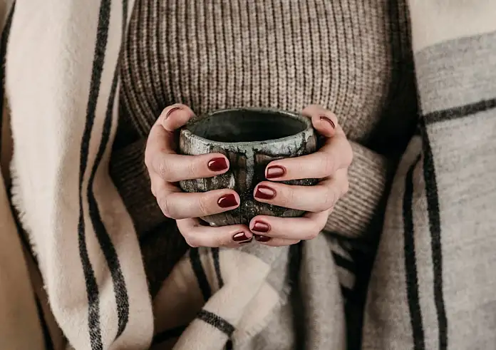 Fall Nails 2025: Σοκολατί, butter yellow και οι τάσεις που θα βλέπεις παντού