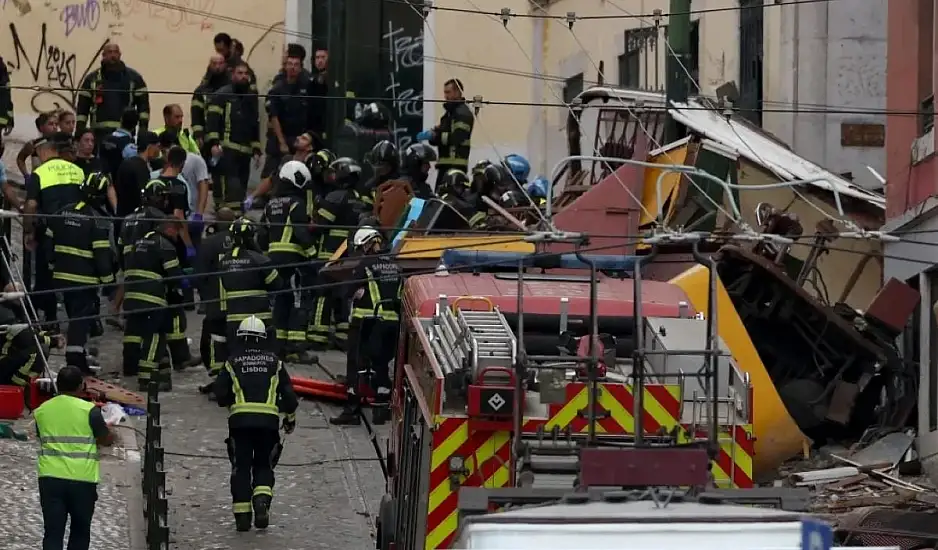 Τραγωδία στη Λισαβόνα: Εκτροχιασμός του τελεφερίκ «Γκλόρια» με 15 νεκρούς – Σενάρια για βλάβη στα φρένα