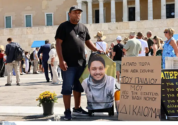Τέμπη: Πατέρας θύματος σε απεργία πείνας και δίψας έξω από τη Βουλή – Ζητά άδεια εκταφής του παιδιού του