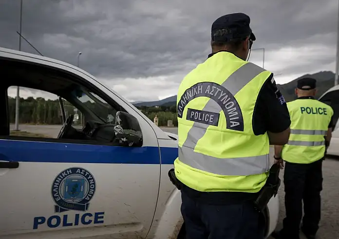 Ανατροπή νταλίκας και φωτιά στην Κακιά Σκάλα – Κλειστή η Εθνική Οδός Αθηνών – Κορίνθου και στα δύο ρεύματα