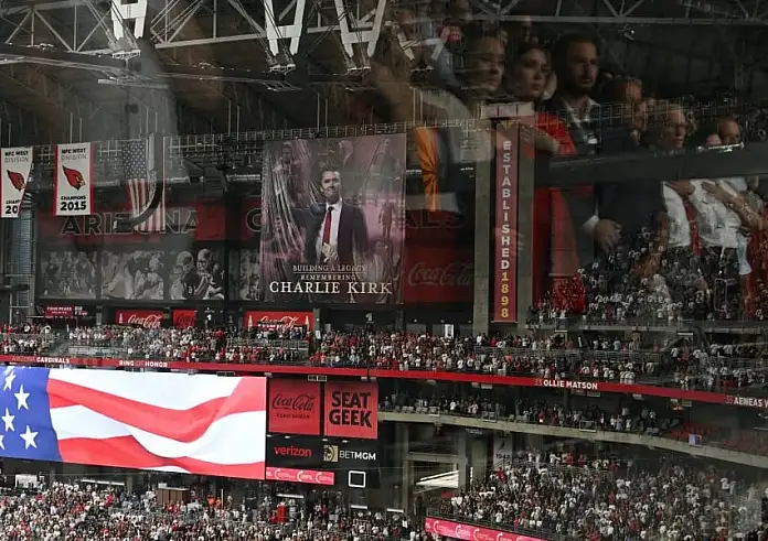 Πάνω από 100.000 στο State Farm Stadium για τον Τσάρλι Κερκ – Συγκίνηση, ομιλία Τραμπ, συγχώρεση από τη χήρα