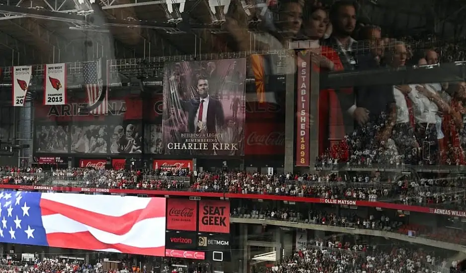 Πάνω από 100.000 στο State Farm Stadium για τον Τσάρλι Κερκ – Συγκίνηση, ομιλία Τραμπ, συγχώρεση από τη χήρα
