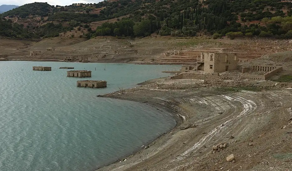 Λίμνη Μόρνου: Αναδύθηκε ξανά το βυθισμένο χωριό Κάλλιο — Σημάδι της πρωτοφανούς λειψυδρίας