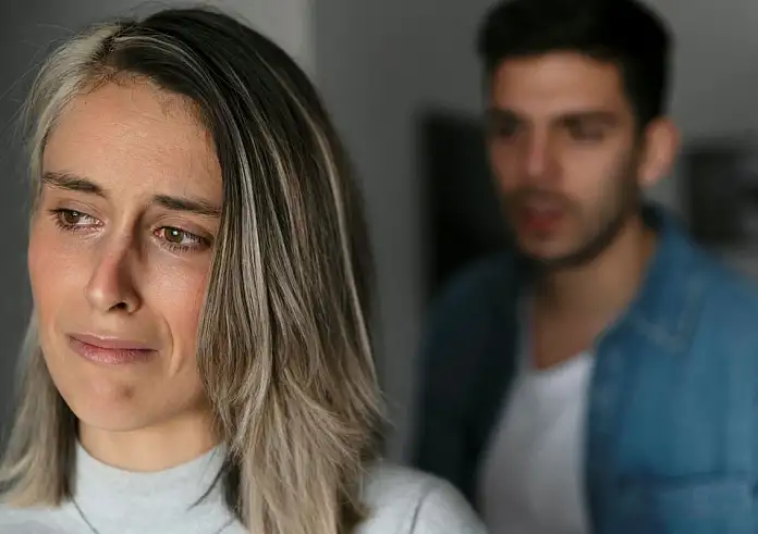 Παθητική επιθετικότητα: Τι σημαίνει πραγματικά και πώς επηρεάζει τις σχέσεις σου