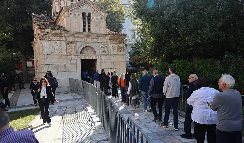 Η Ελλάδα αποχαιρετά τον Διονύση Σαββόπουλο – Λουλούδια, τραγούδια και συγκίνηση