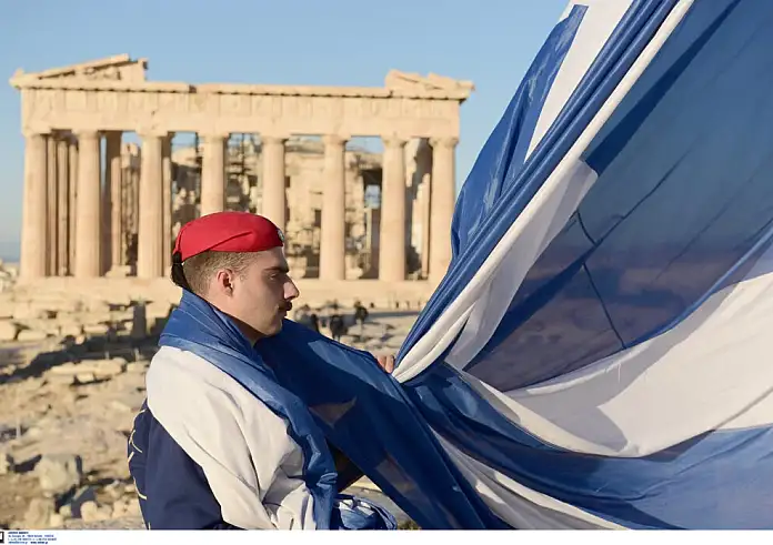 81 χρόνια Ελευθερίας: Η Αθήνα τιμά την Απελευθέρωσή της με την έπαρση της σημαίας στην Ακρόπολη
