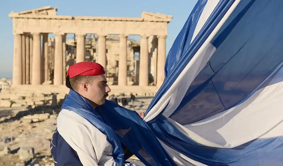 81 χρόνια Ελευθερίας: Η Αθήνα τιμά την Απελευθέρωσή της με την έπαρση της σημαίας στην Ακρόπολη