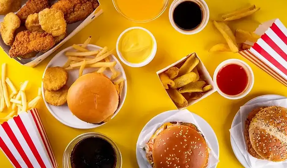 Το συστατικό των fast food που μας «σκοτώνει» αθόρυβα – Τι δείχνουν οι μελέτες