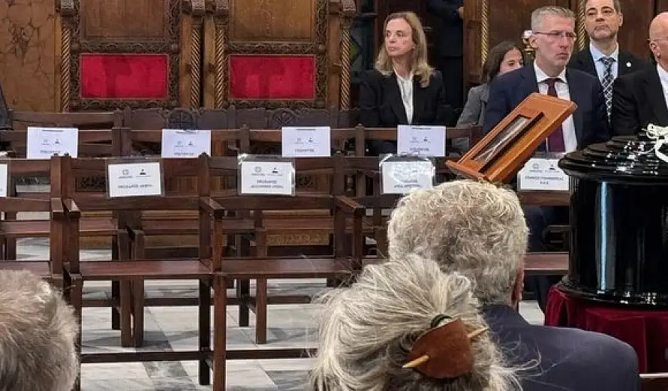Διονύσης Σαββόπουλος: Απόντες οι αρχηγοί της αντιπολίτευσης από την κηδεία