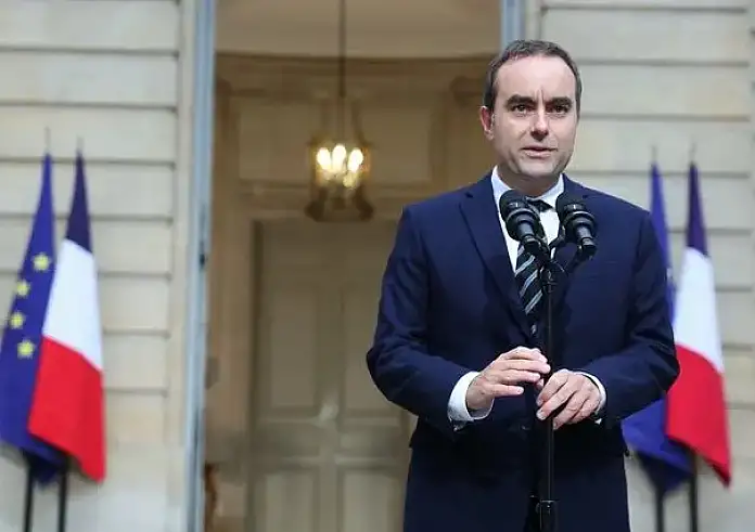 Πέφτει η κυβέρνηση στη Γαλλία – Παραιτήθηκε ο Λεκορνί