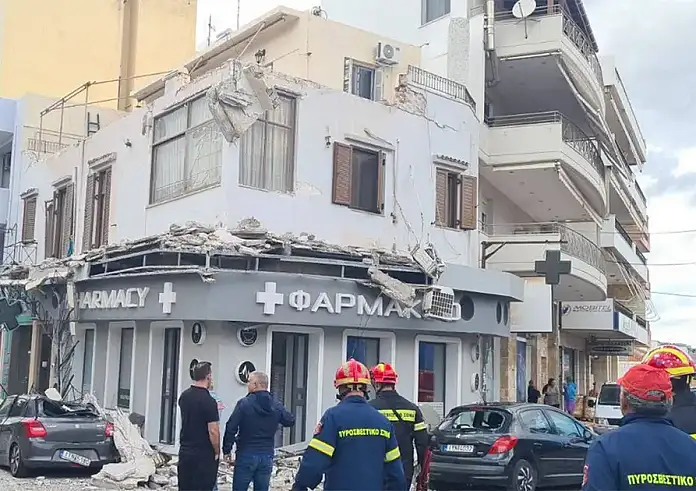 Λαύριο: Από θαύμα σώθηκαν δύο γυναίκες την ώρα που κατέρρευσε μπαλκόνι