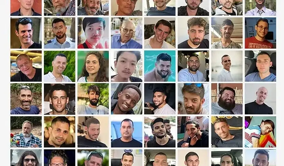 Συγκίνηση στο Τελ Αβίβ: Πλήθος στην Πλατεία των Ομήρων για την αναμονή της απελευθέρωσης