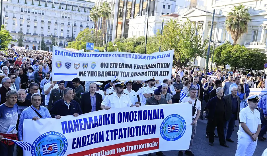 Μαζική συγκέντρωση στρατιωτικών στο κέντρο της Αθήνας: Μας χρωστάτε πολλά, δεν σας χρωστάμε τίποτα