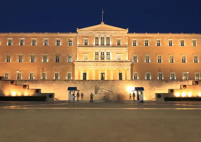 Συγκέντρωση στο Σύνταγμα ενάντια στην τροπολογία για τον Άγνωστο Στρατιώτη – Συγκίνηση με τα κεριά για τα Τέμπη