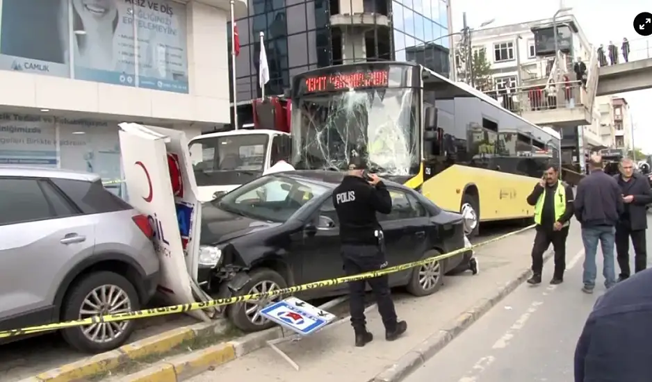Τροχαίο δυστύχημα στην Κωνσταντινούπολη:  Λεωφορείο έπεσε σε στάση μετά από καβγά οδηγού με μηχανόβιο