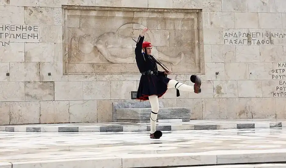 Κόντρα για τον Άγνωστο Στρατιώτη: Η απάντηση Δένδια μετά το «πάμε στα δικαστήρια» του Δούκα
