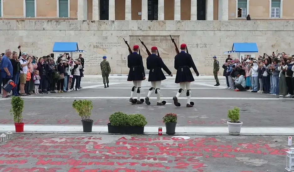 Τροπολογία για τον Άγνωστο Στρατιώτη: Παρών στη Βουλή ο Μητσοτάκης, ερωτηματικό η στάση Δένδια
