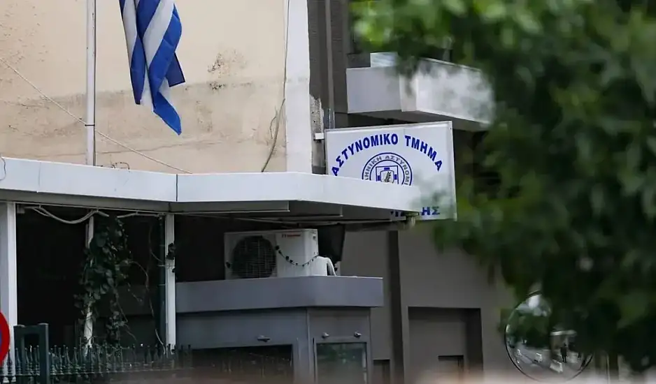Μπήκε μέσα στο μαγαζί, μου έχωσε δύο μπουνιές, με έφτυσε και έφυγε