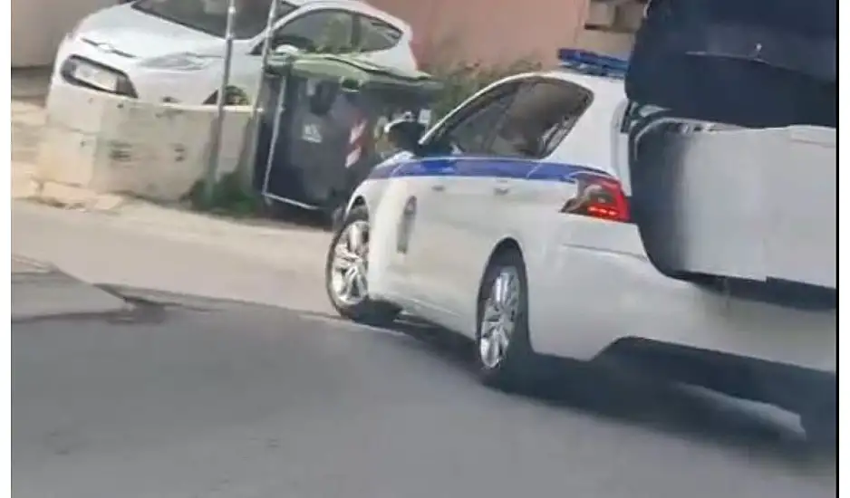 Σάλος με βίντεο περιπολικού που μεταφέρει ψυγείο στο Καματερό – Σε διαθεσιμότητα ο αστυνομικός