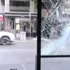 Άνδρας σε κατάσταση αμόκ έκανε τα Λαδάδικα λαμπόγυαλο