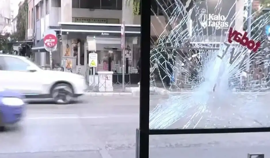 Άνδρας σε κατάσταση αμόκ έκανε τα Λαδάδικα λαμπόγυαλο