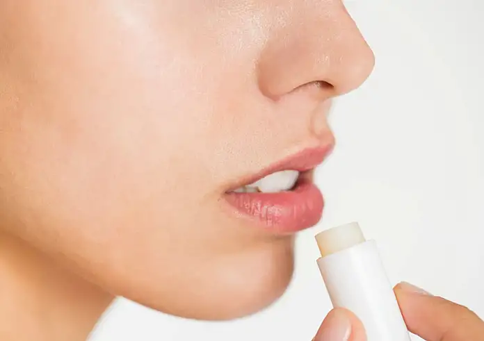 Lip balm: Μπορεί να “εθιστείς” σε αυτό; Όλη η αλήθεια για τα σκασμένα χείλη και τη σωστή χρήση του