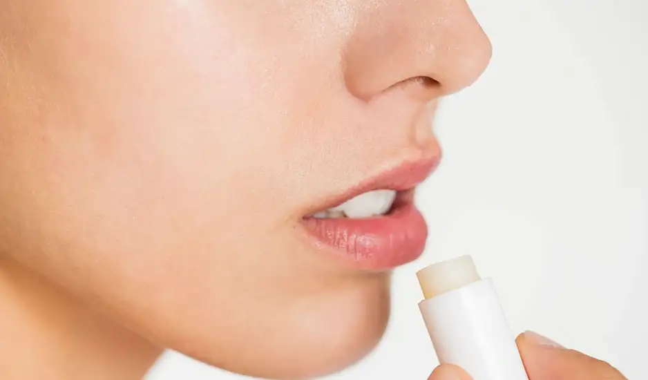 Lip balm: Μπορεί να “εθιστείς” σε αυτό; Όλη η αλήθεια για τα σκασμένα χείλη και τη σωστή χρήση του