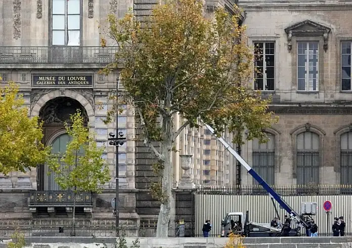 Λούβρο: Πώς οι αρχές έφτασαν στις δύο συλλήψεις – Το DNA που «μίλησε» και το τηλεφώνημα-κλειδί