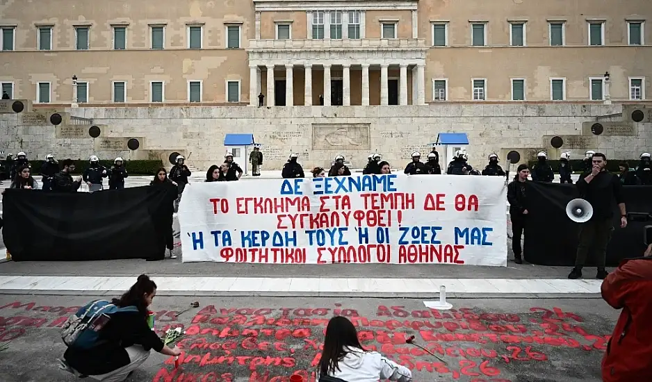 Τροπολογία για το Μνημείο του Αγνώστου Στρατιώτη: Ξαναέγραψαν τα ονόματα των θυμάτων των Τεμπών