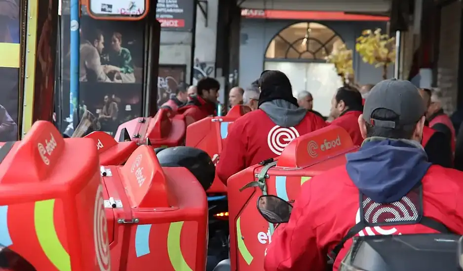 Σε διήμερες στάσεις εργασίας προχωρούν οι διανομείς της e-food και της Wolt