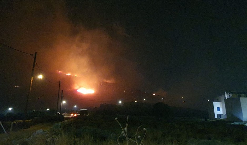 Μεγάλη πυρκαγιά στην Τήνο. Προληπτική εκκένωση οικισμών. Μήνυμα από το 112
