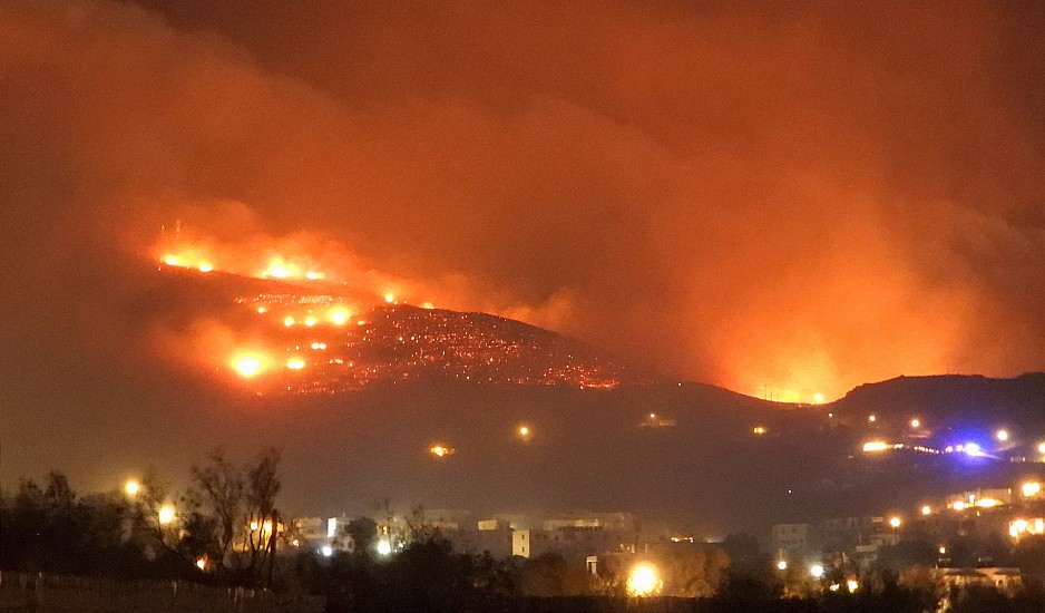 Τήνος: Σε ύφεση η φωτιά – Κινδύνευσαν οικισμοί. Eνίσχυση δυνάμεων από Σύρο και Άνδρο