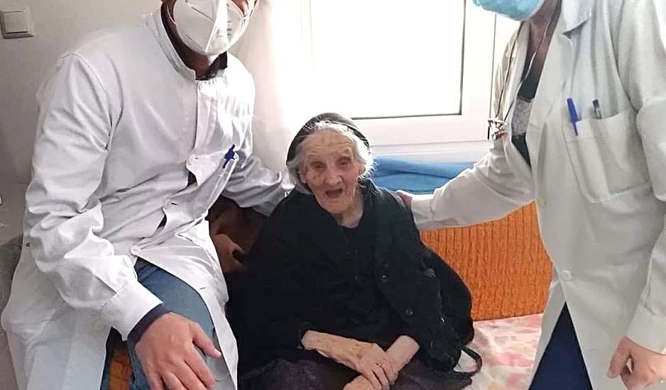 Σέρρες: Γιαγιά 107 ετών εμβολιάστηκε γιατί της έλειψαν οι γειτόνισσές της