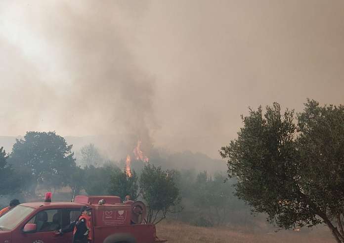 Φωτιά τώρα στην Αχαΐα – Εκκένωση του χωριού Βάλμη