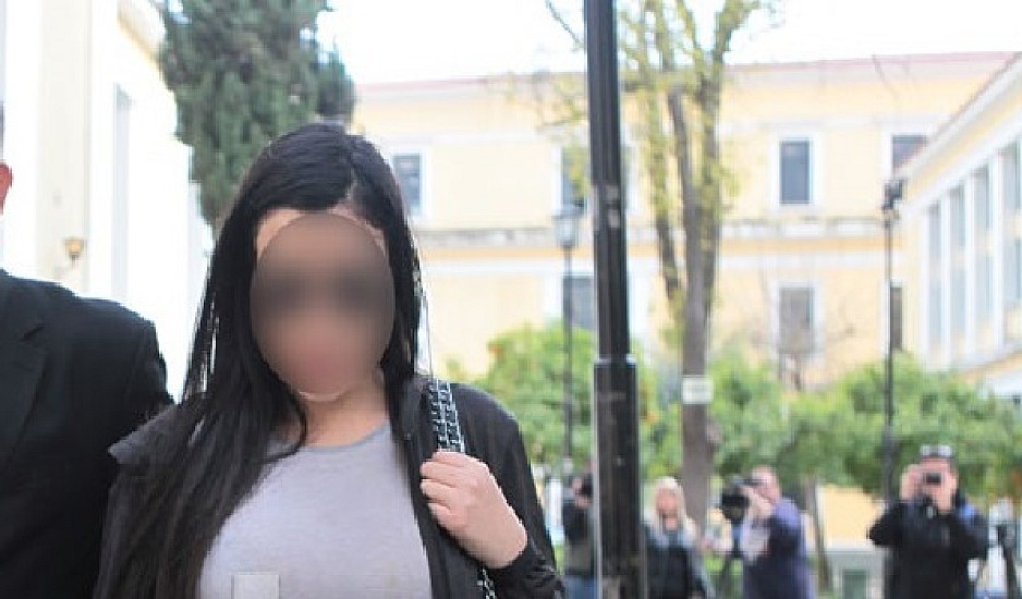 Ελεύθερη με περιοριστικούς όρους η 32χρονη που κατηγορείται ότι έσπρωξε τον φίλο της από το μπαλκόνι