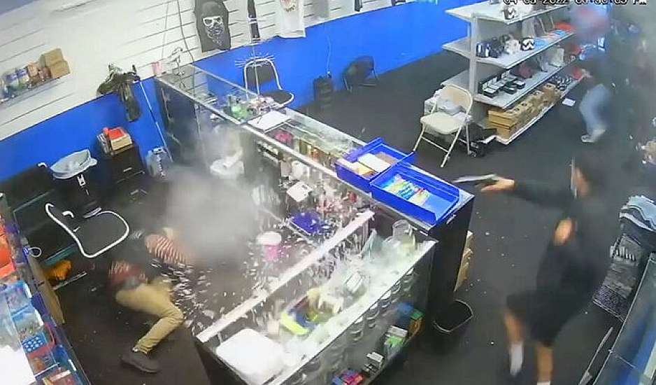 Σοκαριστικό βίντεο με ανταλλαγή πυροβολισμών μέσα σε κατάστημα καπνού - Ένας νεκρός