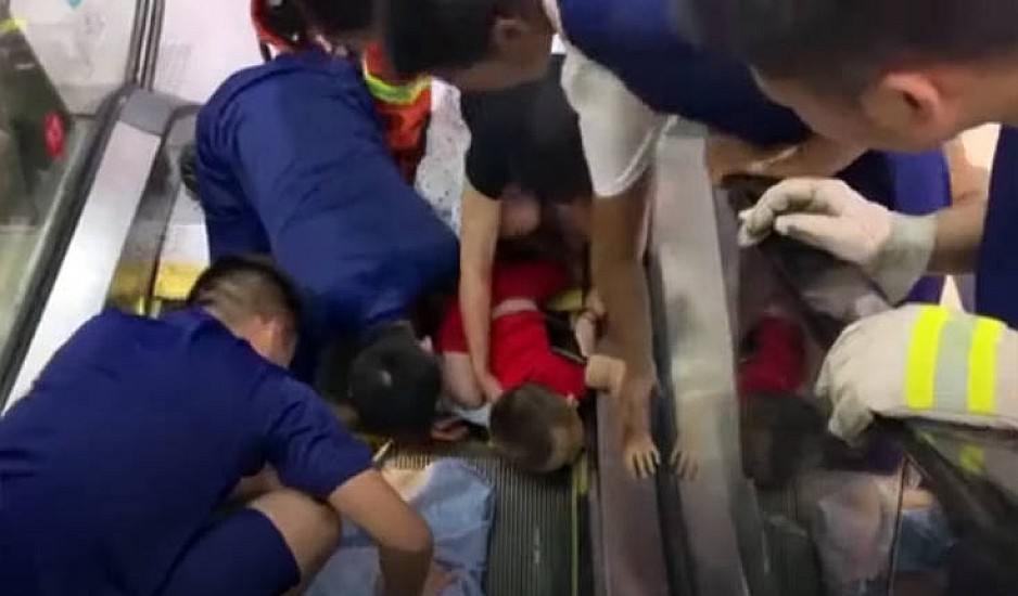 Σοκαριστική διάσωση 2χρονου που το χέρι του πιάστηκε στις κυλιόμενες σκάλες
