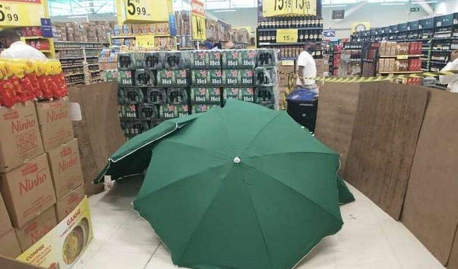 Πέθανε στο σούπερ μάρκετ. Τον σκέπασαν με ομπρέλες και συνέχισαν να ψωνίζουν