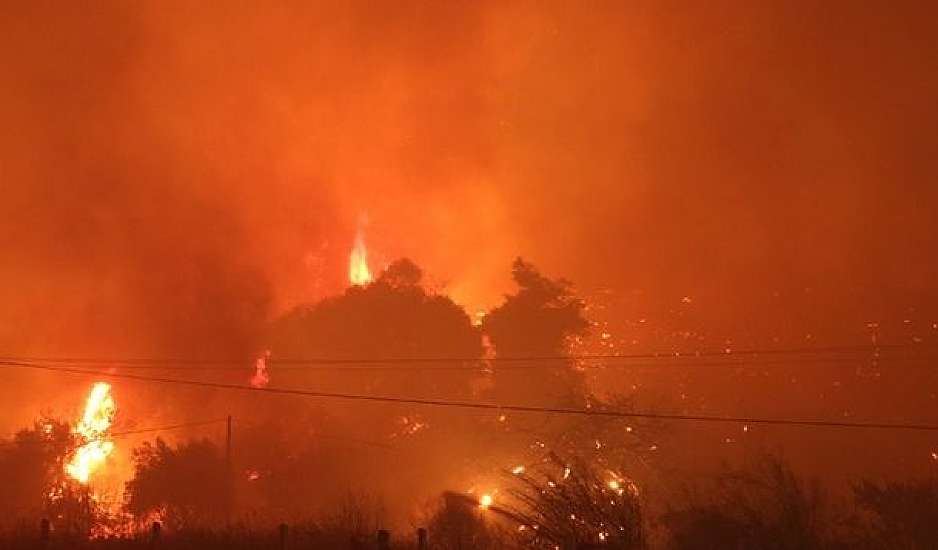 Νέο μέτωπο πυρκαγιάς κοντά στη λίμνη Μπελέτσι. Αναζωπυρώσεις στην Ιπποκράτειο Πολιτεία