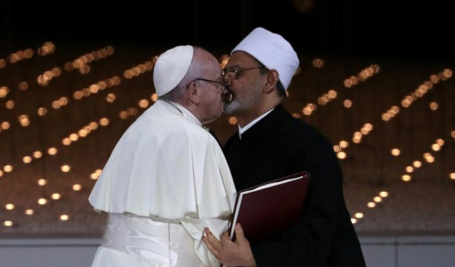 Το φιλί στο στόμα του Πάπα με τον Μεγάλο Ιμάμη του αλ Άζχαρ. Μήνυμα ενάντια στο θρησκευτικό μίσος