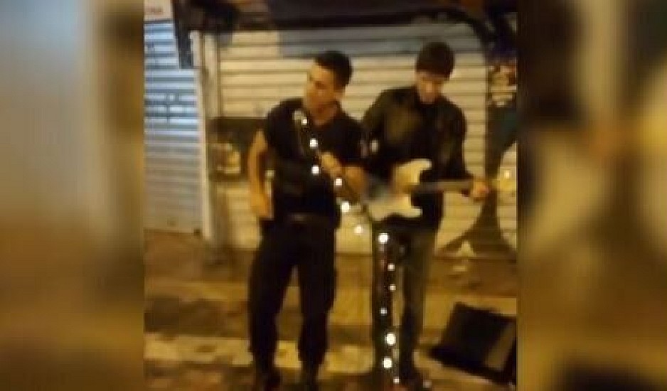 Αστυνομικός παίρνει το μικρόφωνο και τραγουδά μαζί με πλανόδιο στο Μοναστηράκι