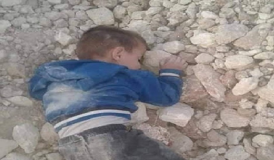 Η φωτογραφία με το 6χρονο νεκρό παιδί κάνει το γύρο του διαδικτύου και σοκάρει